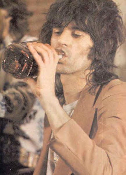 Here’s 8 Photos of Keith Richards drinking Jack Daniels - The Strut